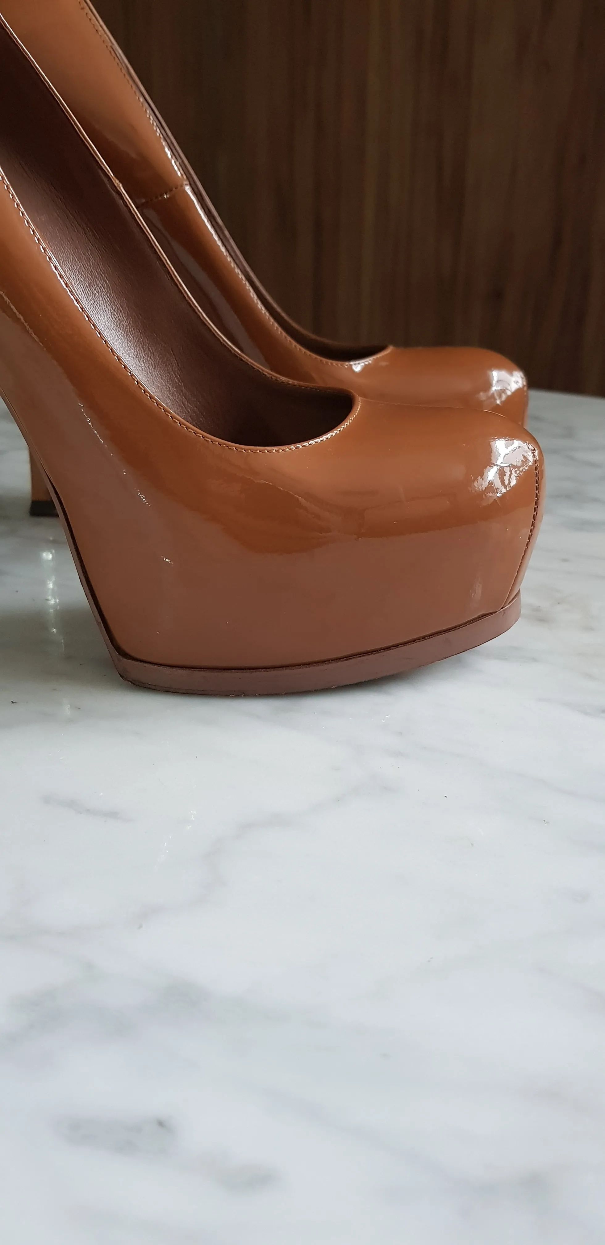 Scarpin Yves Saint Laurent Patent Leather Caramelo