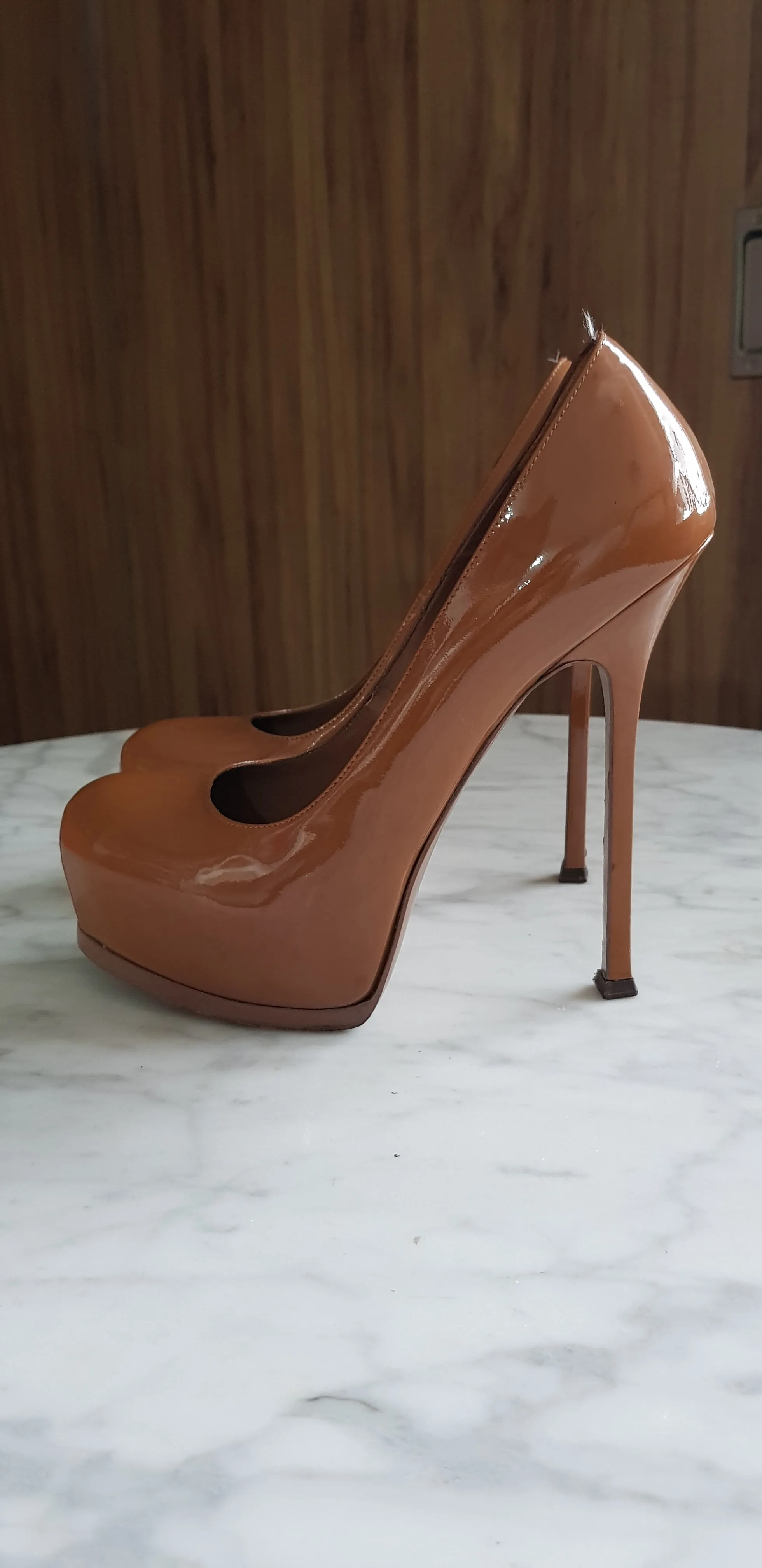 Scarpin Yves Saint Laurent Patent Leather Caramelo