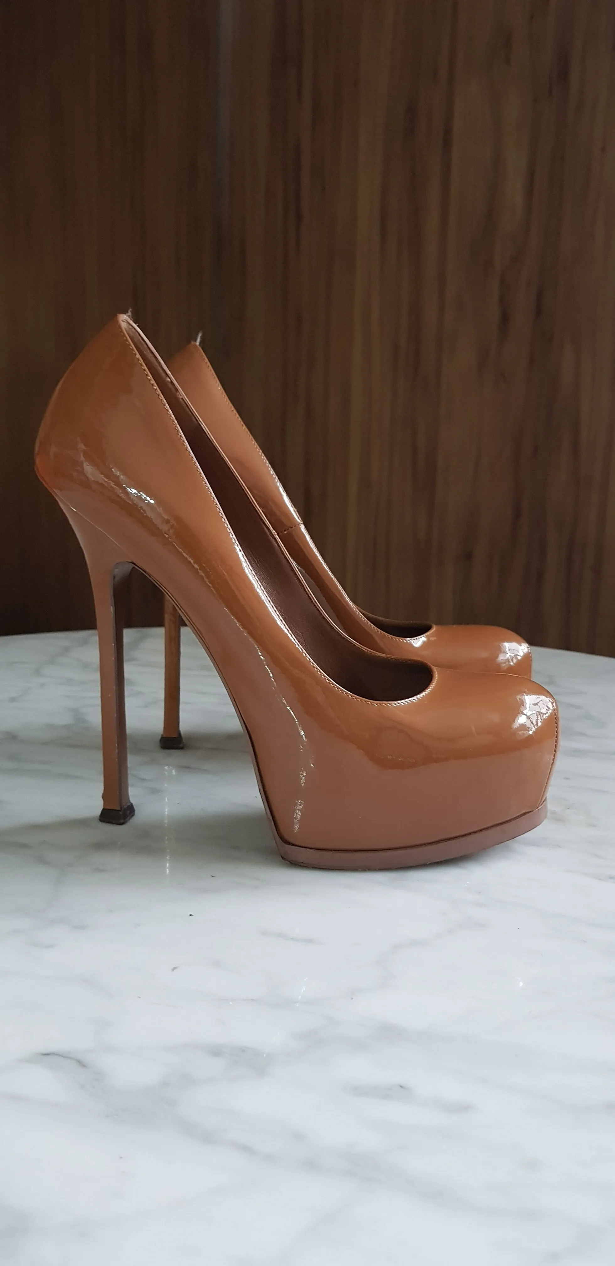 Scarpin Yves Saint Laurent Patent Leather Caramelo